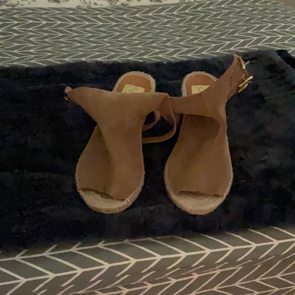 Never worn tan Kanna wedge in suede